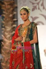 Model walks the ramp for Vikram Phadnis at Aamby Valley India Bridal Week day 4 on 1st Nov 2010 (86).JPG